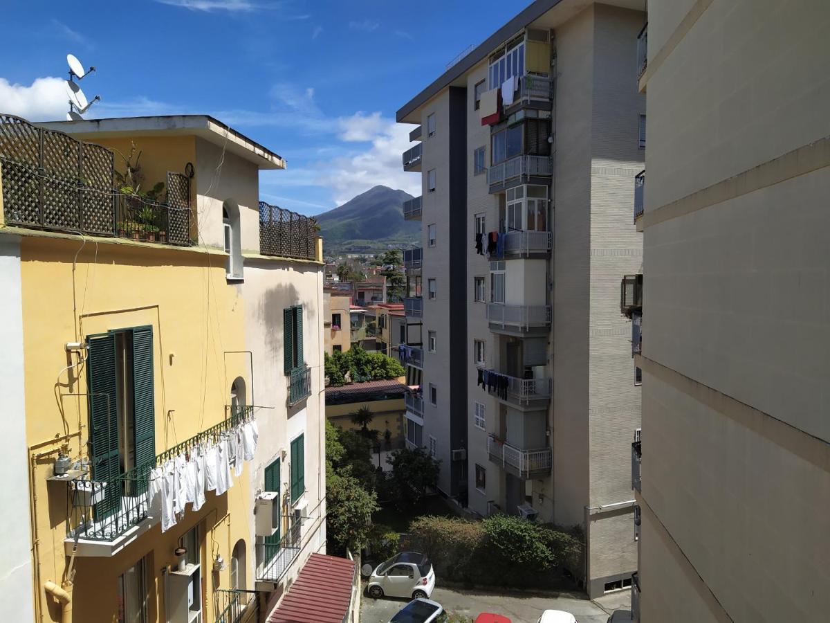 Vesuvio Corner - Spacious And Colorful Apartment In San Giorgio, Very Close To Napoli, Ideal For Families And Groups, Close To Pompeii, Sorrento... サン・ジョルジョ・ア・クレマーノ エクステリア 写真